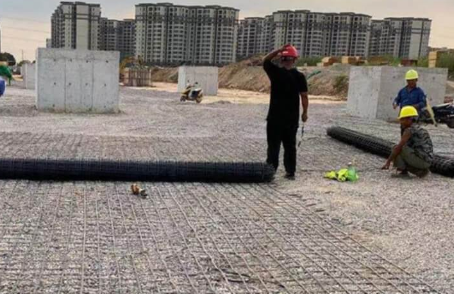 石碌镇土工格栅铺设前地基要怎么处理？